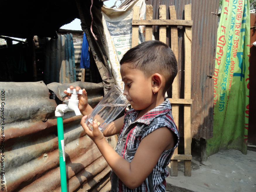 Enfant qui boit l'eau potable.
